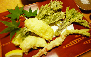 山菜は山地直送の天然物を使った天ぷら